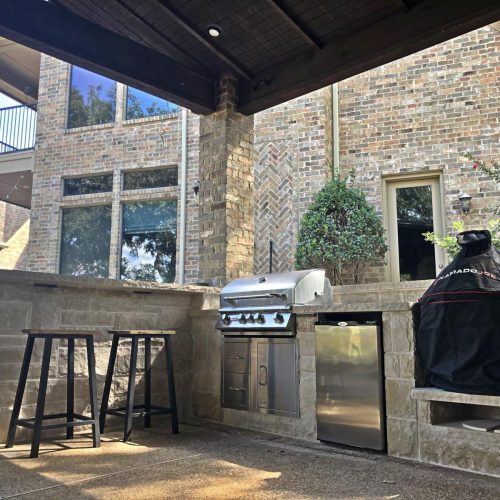 Outdoor kitchen and living space in Flower Mound 76226