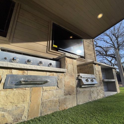 Outdoor kitchen and living space in Flower Mound 75028